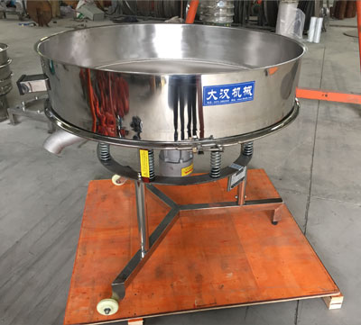 高頻篩不同于普通振動篩的在于該產品使用的是，高頻振動電機：振動頻次快，振動的幅度較小，所以對于漿液的過濾篩分有一定的優勢。