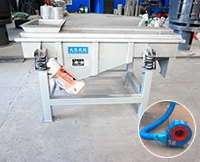 降溫直線振動篩分為水冷降溫與風冷降溫兩種，兩種不同降溫方式的選擇取決于物料本身和用戶需要降到多少度以及投資成本的考慮。