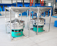 料倉振動篩是為了方便物料的投放，防止物料在投放的過程中出現散落的現象，多用于一些比重輕且流動性好的物料。