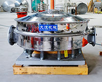 直排篩可分為單雙振動源兩種，但其電機是懸掛在振動篩框的外側，振動理相對比較大。