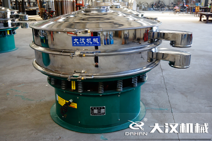 磨料振動(dòng)篩也是旋振篩，其根據(jù)不同的物料可以成為不同的產(chǎn)品有不同的產(chǎn)品名稱，為了方便用戶的分辨與查找。