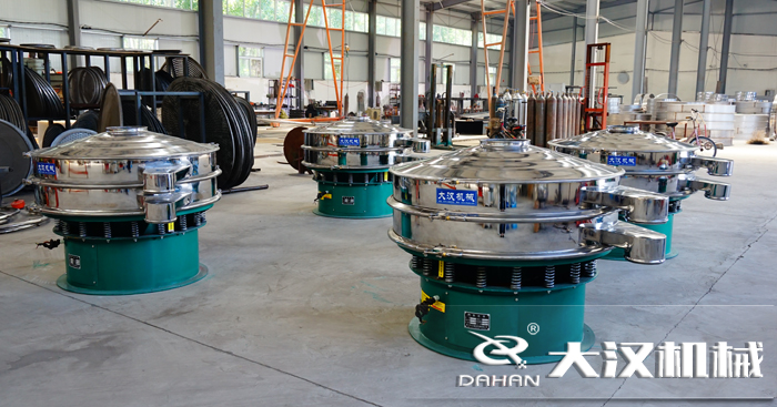 磨料振動(dòng)篩的工作原理：是由直立電機(jī)作為激振源，用來(lái)幫助物料進(jìn)行運(yùn)動(dòng)并且實(shí)現(xiàn)，理想的分級(jí)除雜效果。