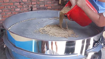 藜麥除雜振動篩試機(jī)1:向振動篩內(nèi)投入藜麥