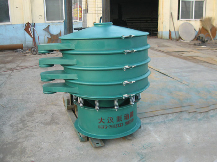 直徑1000型振動(dòng)篩除了有碳鋼材質(zhì)其還有不銹鋼+碳鋼，以及全不銹鋼的選擇，用戶可根據(jù)用戶物料的性質(zhì)不同可進(jìn)行選擇。