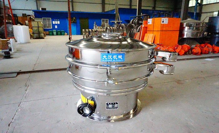 全不銹鋼振動(dòng)篩采用304不銹鋼材質(zhì)，利用不銹鋼材質(zhì)的耐氧化，防腐蝕的特點(diǎn)，實(shí)現(xiàn)物料的篩分目的。