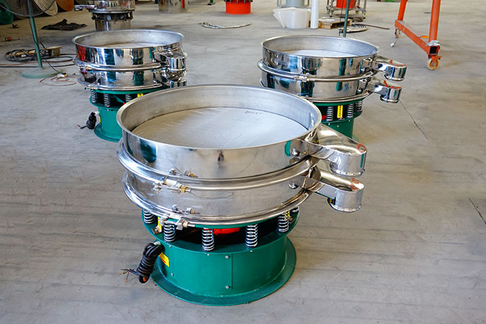 玉米淀粉振動(dòng)篩分機(jī)的特點(diǎn)：產(chǎn)品的振動(dòng)頻率高，振幅大，可篩分物料比較廣泛，采用304不銹鋼材質(zhì)，對(duì)于物料篩分有一定的優(yōu)勢(shì)。