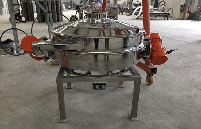 主要采用的是雙振動電機振動,其振動力比普通振動篩要高,同時采用直泄式的排料方式,很好的解決了堵料塞料的問題。