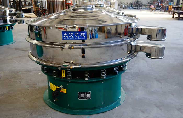 玻璃粉振動篩比較常見的材質(zhì)為不銹鋼材質(zhì),但其碳鋼材質(zhì)的設(shè)備相對來說其使用壽命不夠長,對于一些特殊行業(yè)的物料的篩分也比較有限,所以目前比較受歡迎的材質(zhì)為不銹鋼材質(zhì)。