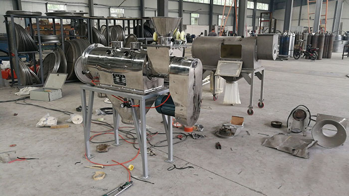 氣旋篩分機的特點：全不銹鋼材質(zhì)選擇，使用壽命更加長久，防腐蝕，防酸堿性強。