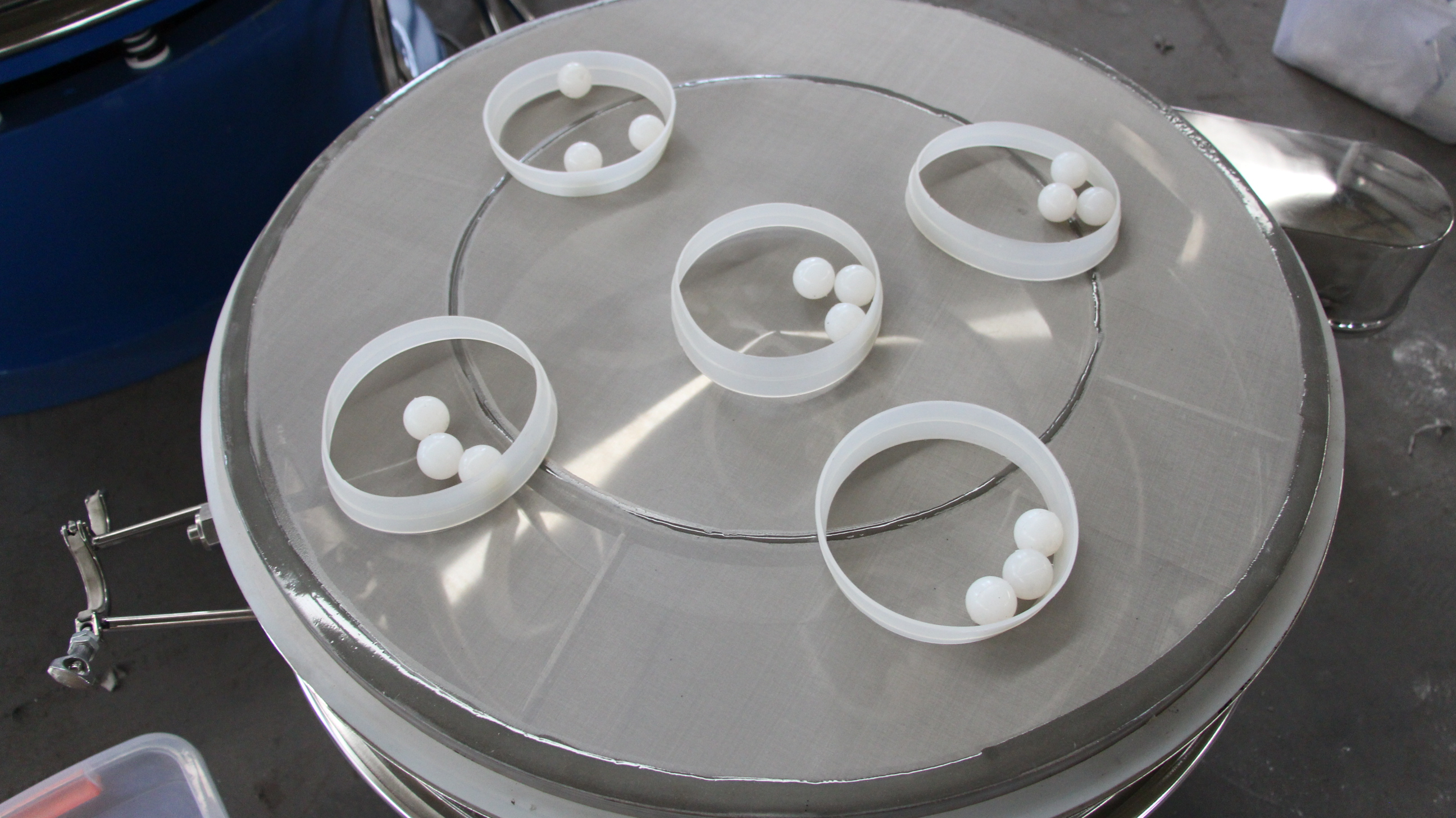 醫藥振動篩:篩架彈跳球,擋球環等。