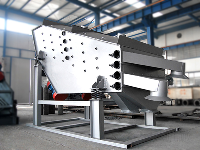 概率篩多用于礦場(chǎng)大型的篩分場(chǎng)地和一些比較較大,對(duì)設(shè)備破壞程度高的物料進(jìn)行篩分。